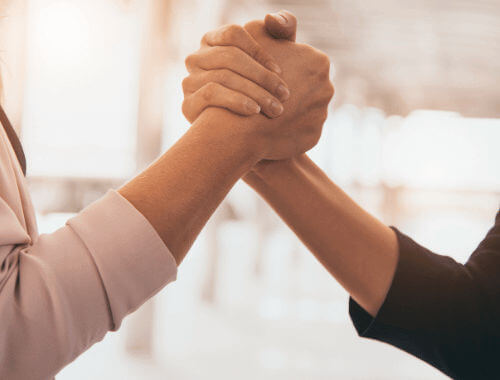 Primissimo piano di una stretta di mano informale